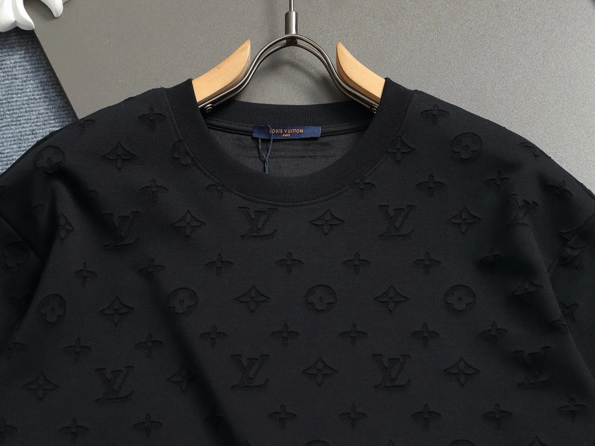 🅿️220 Louis Vuitton/Louis Vuitton Sweater jacquard towel embroidery The large logo is exquisitely upgraded, inspired by the retro embroidery of the 1980s. The original fabric is the same as the official short-sleeved T-shirt. The fabric is dyed in the same vat. It feels very comfortable. The latest brick cabinet synchronization for spring and summer. Fashionable and personalized. Super versatile and good-looking. It is very suitable for both men and women. A must-have for everyone. Hang tag. Collar label. Washed wheat. Complete with three labels. Color: black white. Size: S M L XL